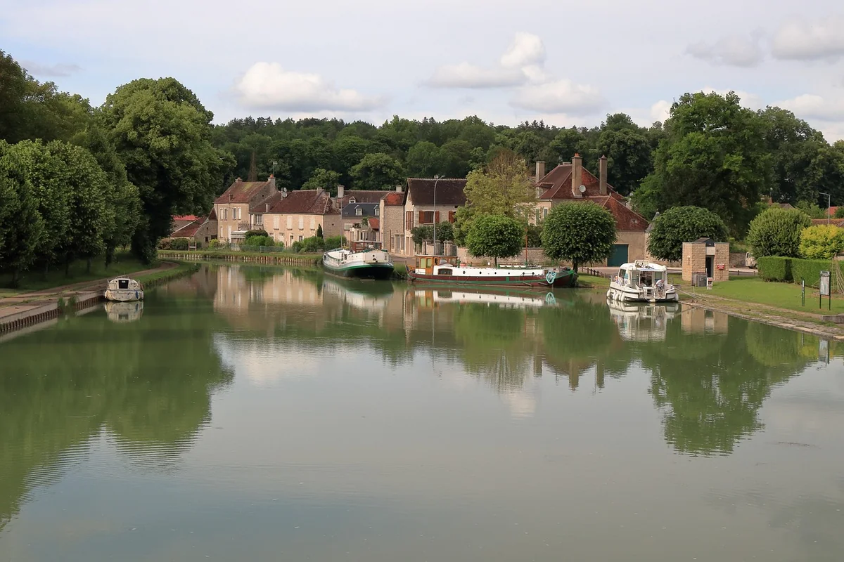Dormir le long du canal de Bourgogne en van : la réalité